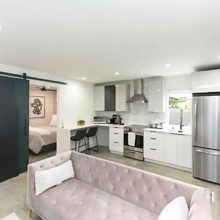 1Bd 1Ba-Black&White Artbnb Cottage-Antique Row Wpb